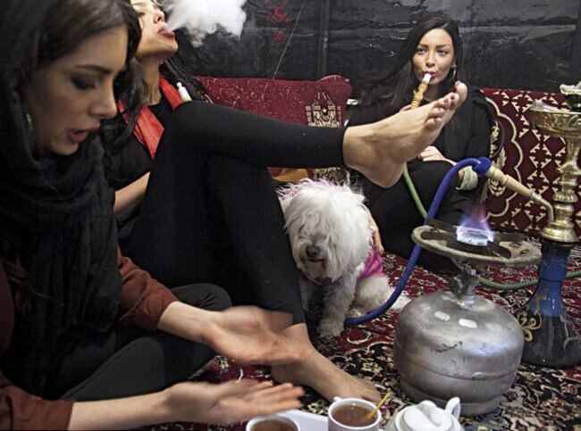 बंद दरवाजों के अंदर ईरानी लड़कियों की अनदेखी तस्‍वीरें