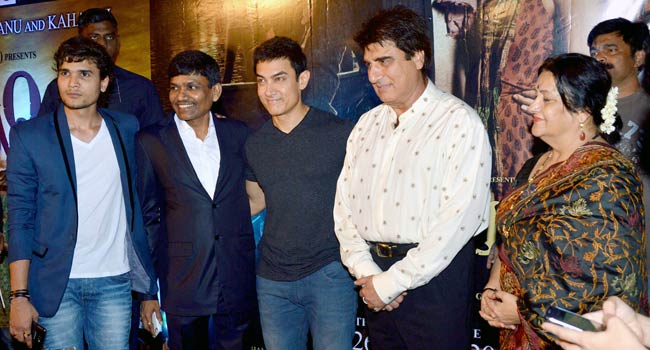 'इसक' के प्रीमियर पर पहुंचे शाहरुख, आमिर