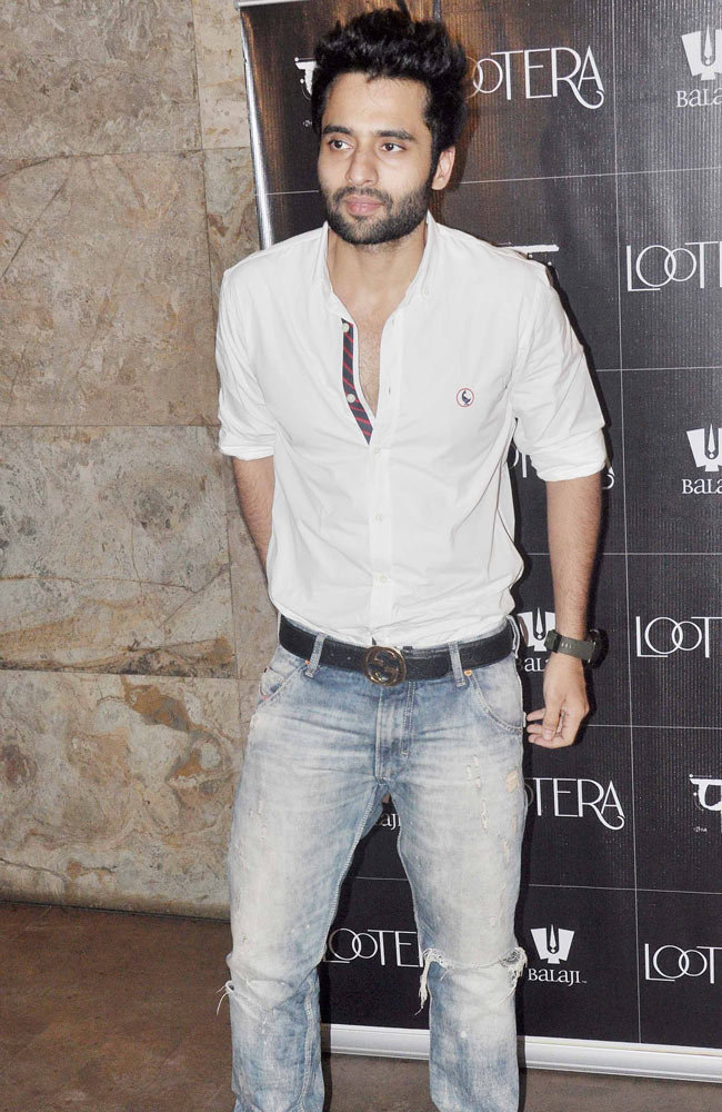 लुटेरा की स्क्रीनिंग पर सितारों का जमघट | फर्स्ट लुक