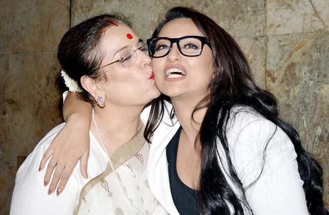 लुटेरा की स्क्रीनिंग पर सितारों का जमघट | फर्स्ट लुक