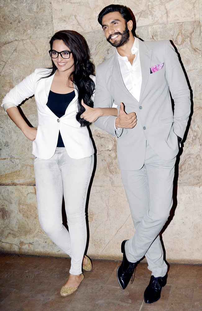 लुटेरा की स्क्रीनिंग पर सितारों का जमघट | फर्स्ट लुक