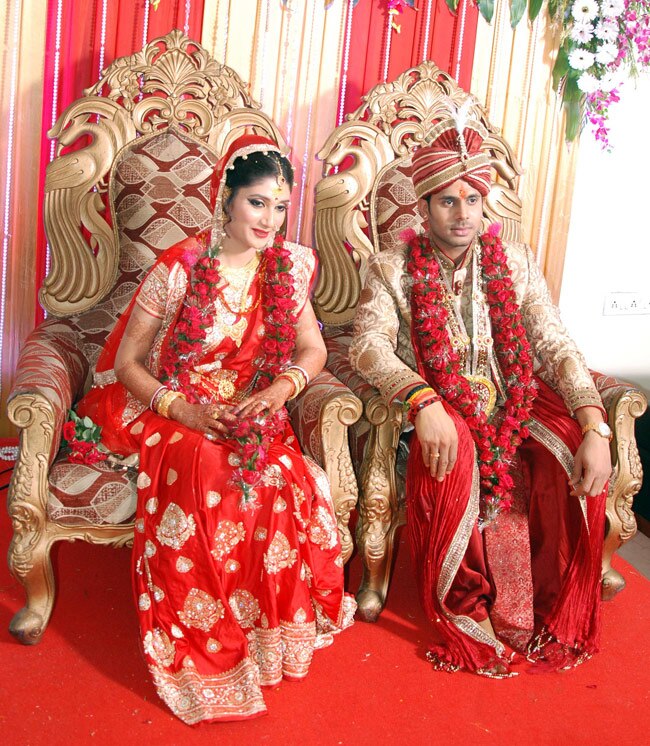 मनोज तिवारी ने सुष्मिता रॉय संग लिए सात फेरे