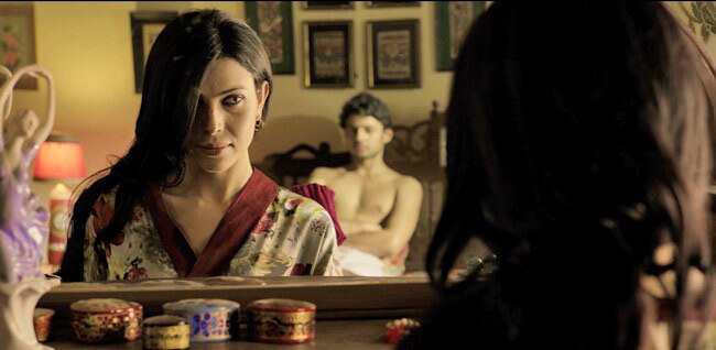 फिल्म बी.ए. पास में हॉट सारिका 'आंटी'