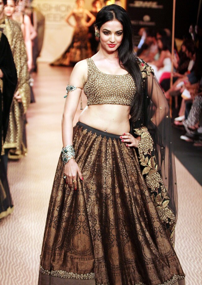 लैक्मे फैशन वीक के दूसरे दिन बॉलीवुड सितारों का जलवा