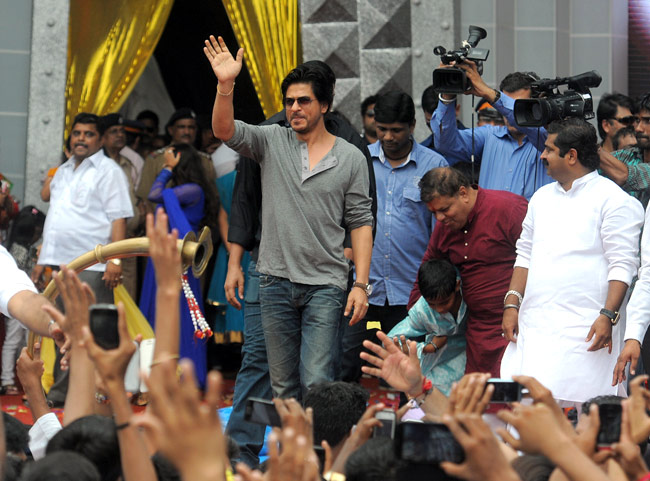 शाहरुख बने 'गोविंदा', मनाया दही हांडी का जश्न