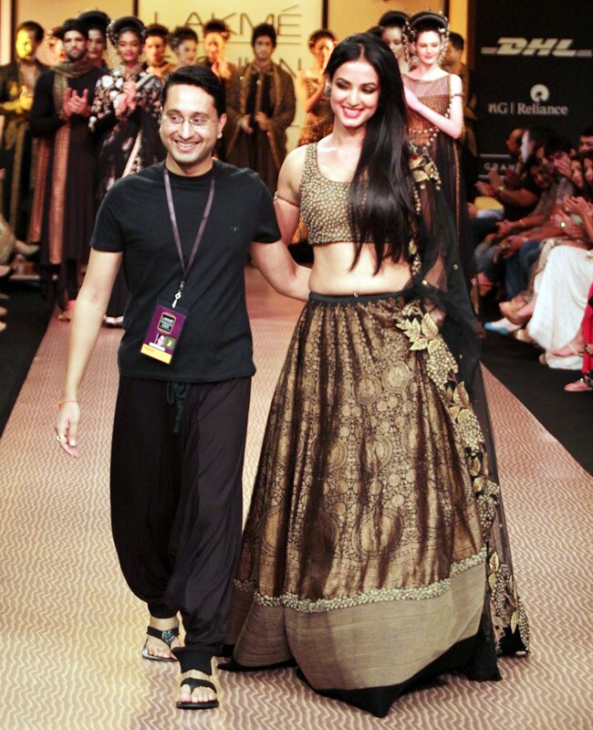 लैक्मे फैशन वीक के दूसरे दिन बॉलीवुड सितारों का जलवा
