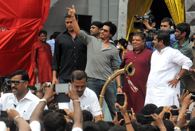 शाहरुख बने 'गोविंदा', मनाया दही हांडी का जश्न