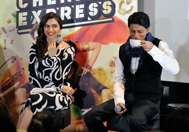 फिल्‍म चेन्‍नई एक्‍सप्रेस के प्रमोशन के लिए यूके पहुंचे शाहरुख-दीपिका