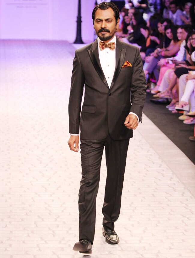 लैक्मे फैशन वीक के दूसरे दिन बॉलीवुड सितारों का जलवा