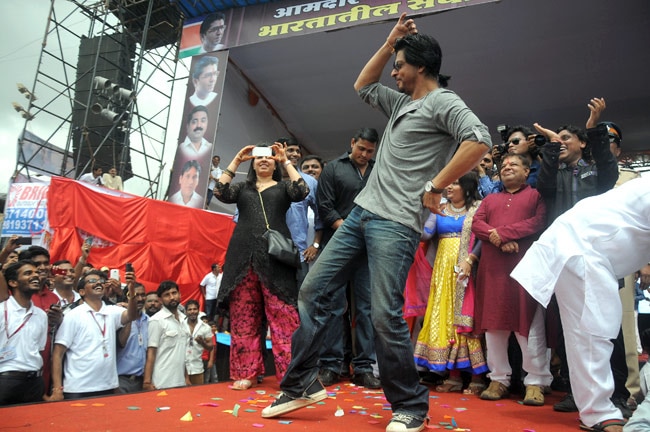 शाहरुख बने 'गोविंदा', मनाया दही हांडी का जश्न