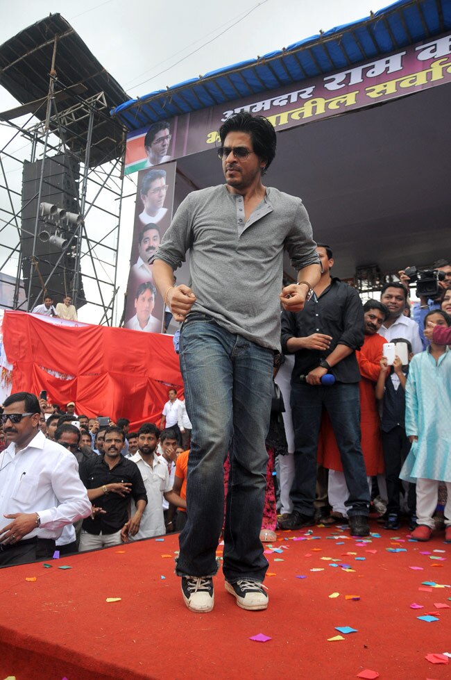 शाहरुख बने 'गोविंदा', मनाया दही हांडी का जश्न