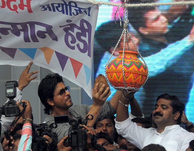 शाहरुख बने 'गोविंदा', मनाया दही हांडी का जश्न