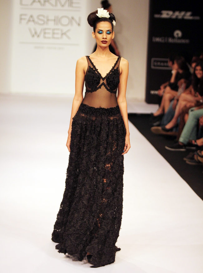 लैक्मे फैशन वीक के दूसरे दिन बॉलीवुड सितारों का जलवा