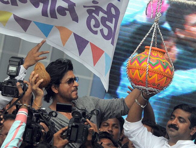 शाहरुख बने 'गोविंदा', मनाया दही हांडी का जश्न