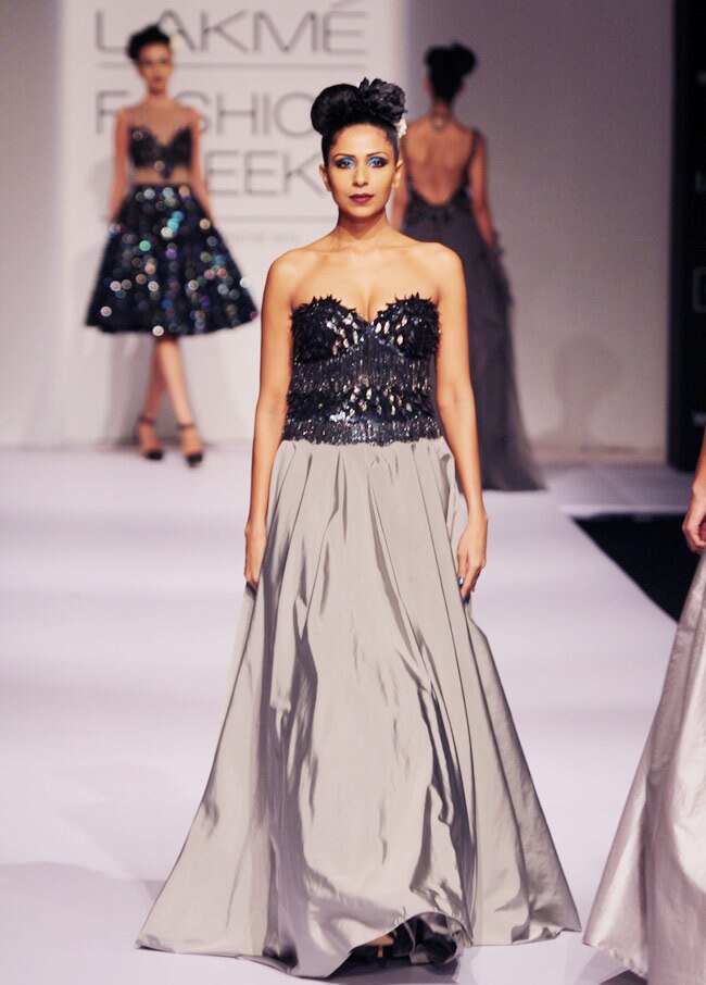 लैक्मे फैशन वीक के दूसरे दिन बॉलीवुड सितारों का जलवा