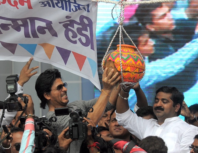 शाहरुख बने 'गोविंदा', मनाया दही हांडी का जश्न