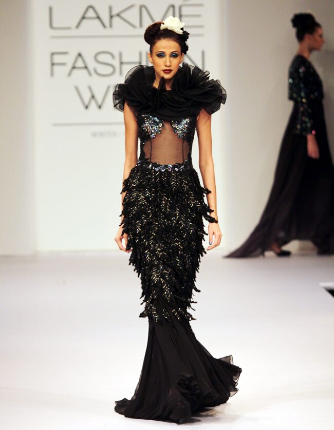 लैक्मे फैशन वीक के दूसरे दिन बॉलीवुड सितारों का जलवा