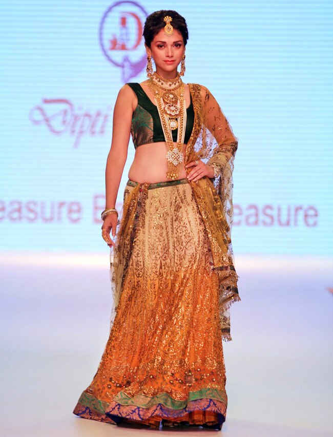 ज्‍वेलरी वीक में बॉलीवुड सितारों ने बिखेरी चमक...