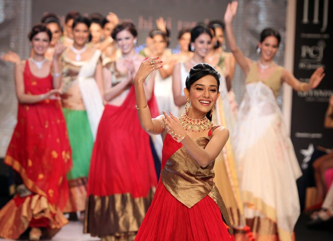 IIJW में बॉलीवुड सितारों का जलवा