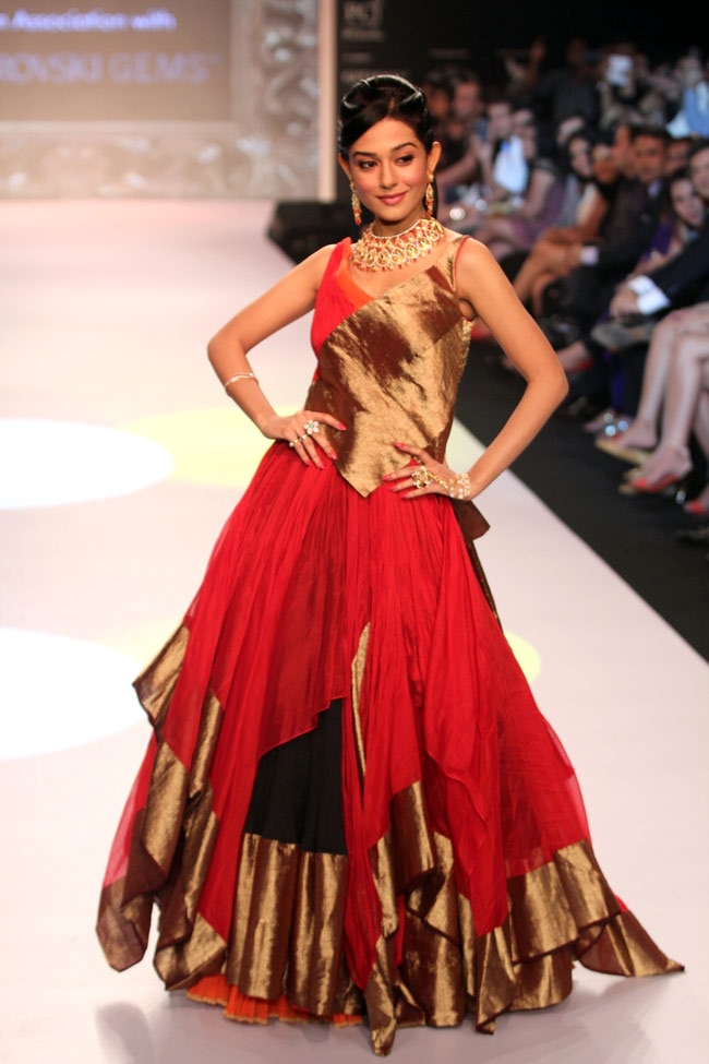 ज्‍वेलरी वीक में बॉलीवुड सितारों ने बिखेरी चमक...