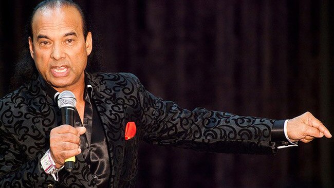 फोटो: कुछ इस तरह योग सिखाते हैं 'हॉट योगा गुरु' बिक्रम चौधरी