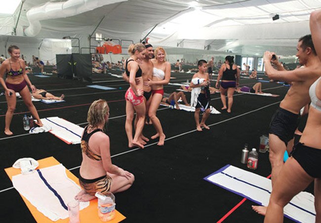 फोटो: कुछ इस तरह योग सिखाते हैं 'हॉट योगा गुरु' बिक्रम चौधरी