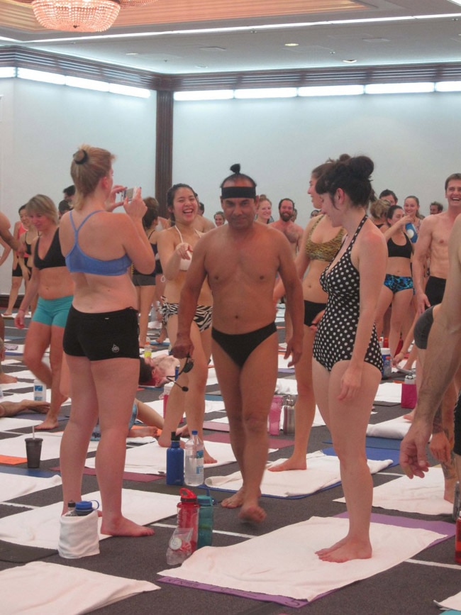 फोटो: कुछ इस तरह योग सिखाते हैं 'हॉट योगा गुरु' बिक्रम चौधरी