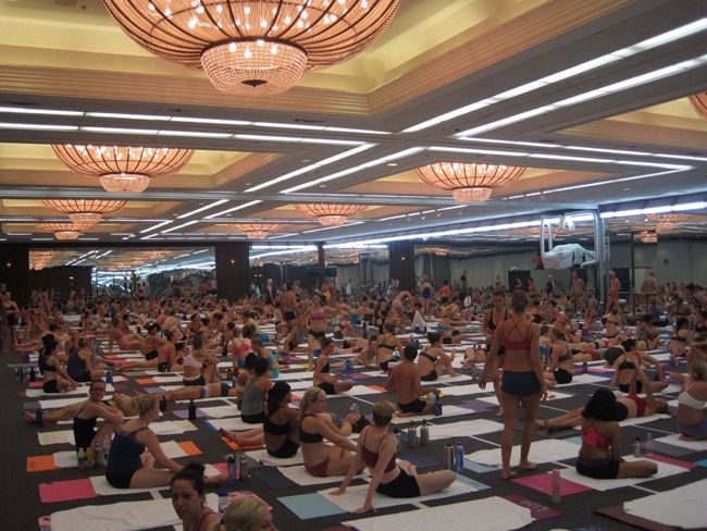 फोटो: कुछ इस तरह योग सिखाते हैं 'हॉट योगा गुरु' बिक्रम चौधरी