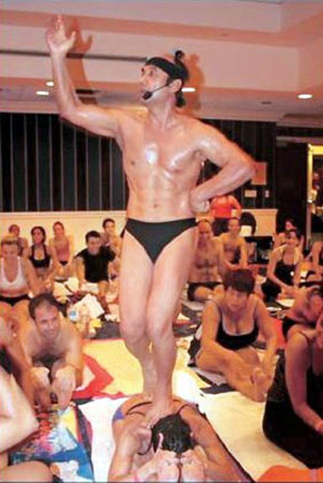 फोटो: कुछ इस तरह योग सिखाते हैं 'हॉट योगा गुरु' बिक्रम चौधरी