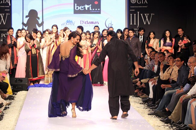 IIJW में बॉलीवुड सितारों का जलवा
