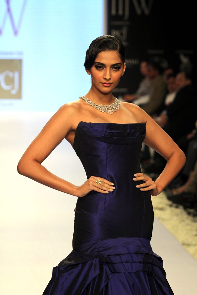 IIJW में बॉलीवुड सितारों का जलवा