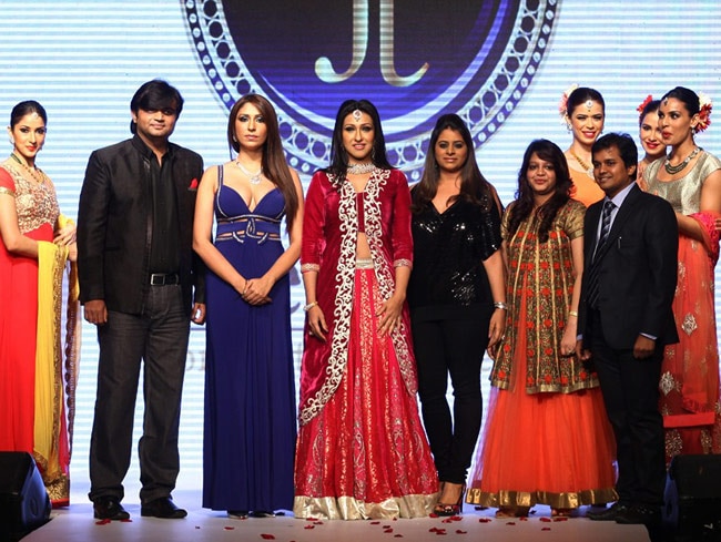 रैंप पर छा गईं काजल अग्रवाल, नेहा धूपिया, रितुपर्णा सेनगुप्ता