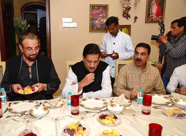 सितारों से गुलजार जरीन अब्‍बास खान की इफ्तार पार्टी