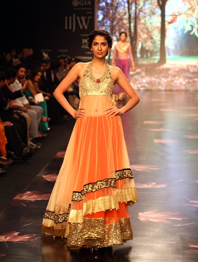 हुमा कुरैशी ने रैंप पर बिखेरी चमक