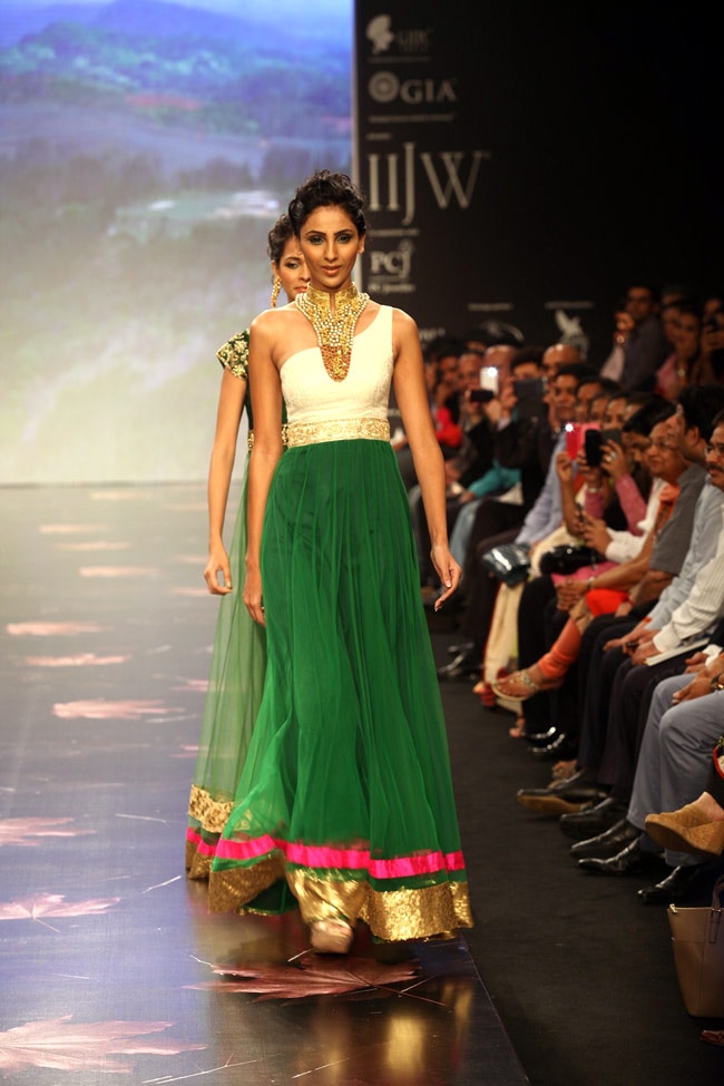 हुमा कुरैशी ने रैंप पर बिखेरी चमक