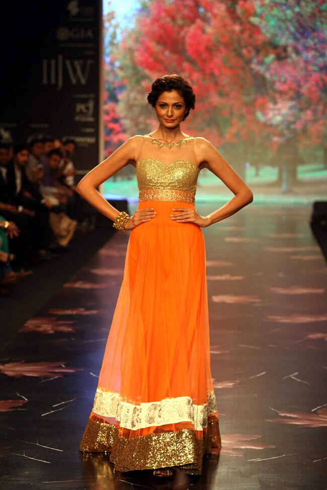 हुमा कुरैशी ने रैंप पर बिखेरी चमक