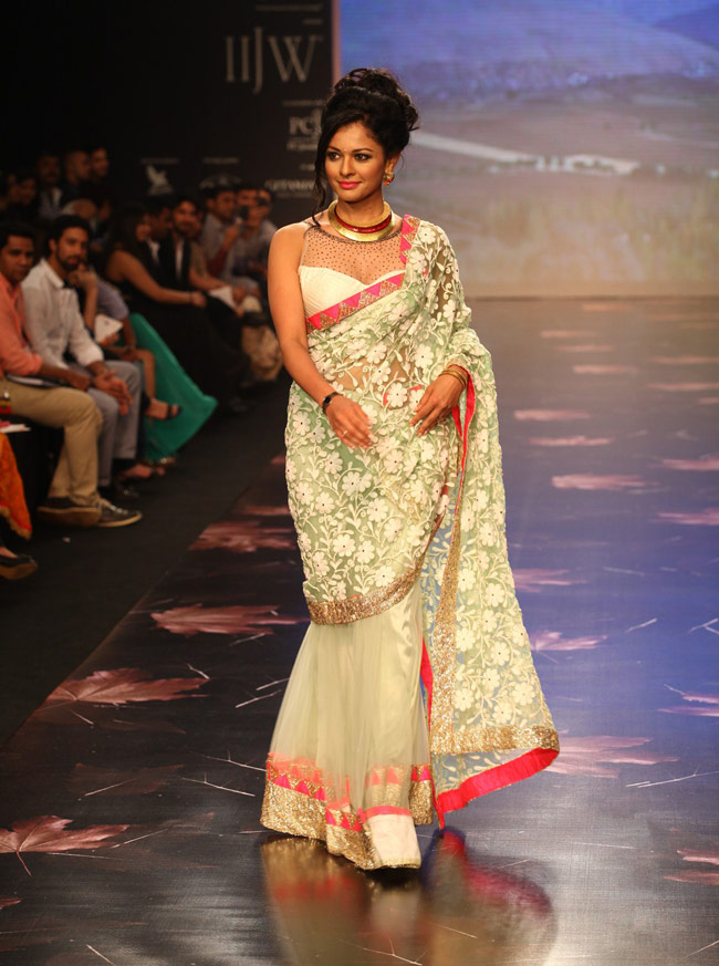 हुमा कुरैशी ने रैंप पर बिखेरी चमक