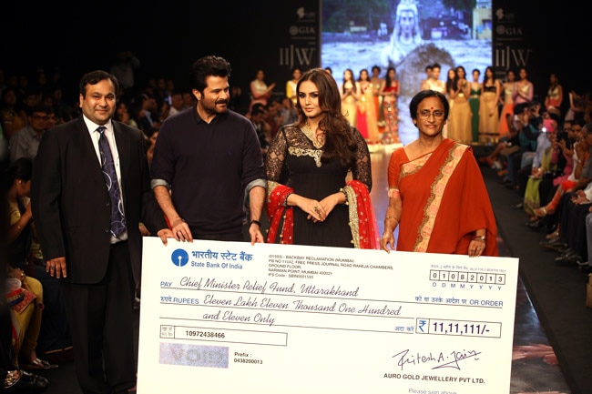 हुमा कुरैशी ने रैंप पर बिखेरी चमक