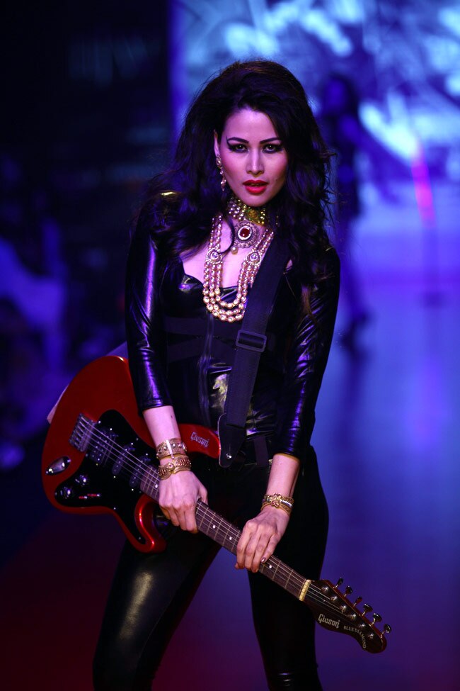 हुमा कुरैशी ने रैंप पर बिखेरी चमक