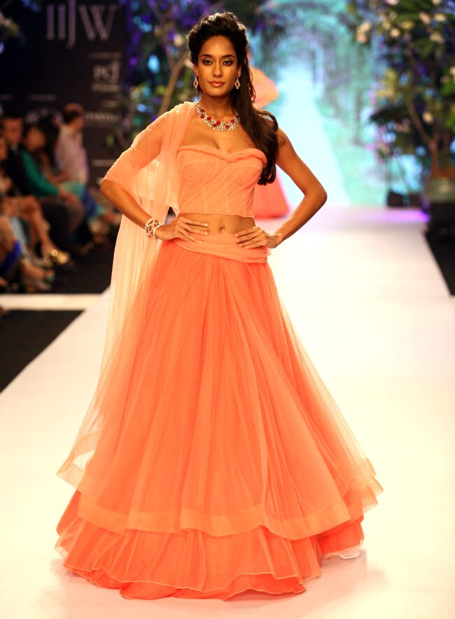 हुमा कुरैशी ने रैंप पर बिखेरी चमक