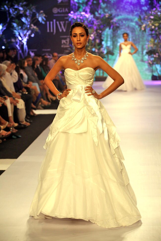 हुमा कुरैशी ने रैंप पर बिखेरी चमक