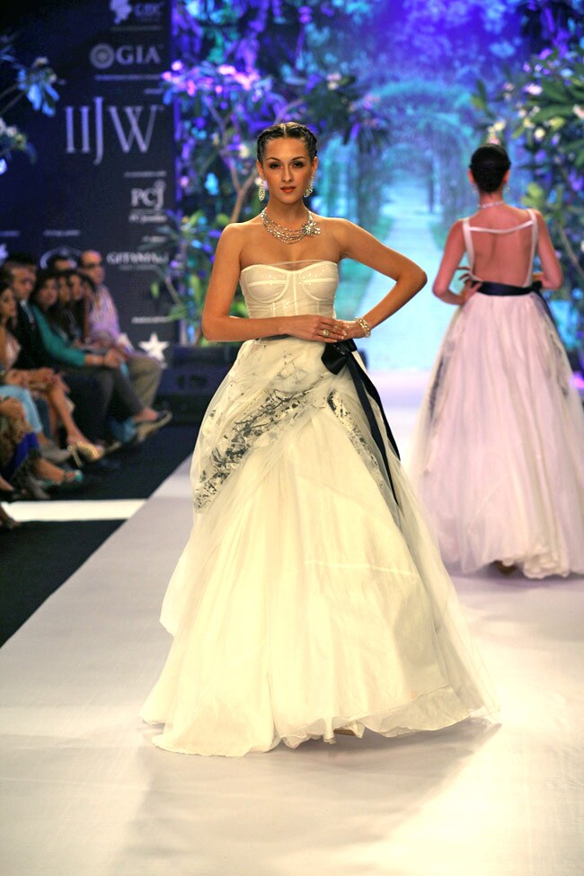 हुमा कुरैशी ने रैंप पर बिखेरी चमक