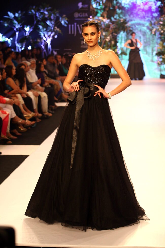 हुमा कुरैशी ने रैंप पर बिखेरी चमक