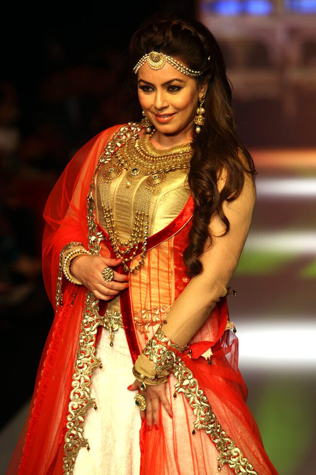 हुमा कुरैशी ने रैंप पर बिखेरी चमक