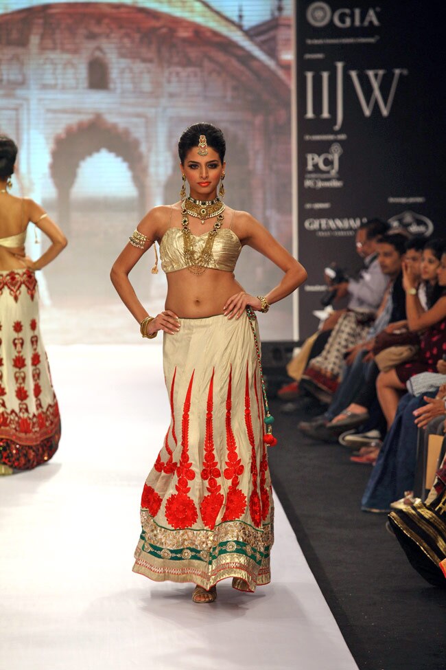 हुमा कुरैशी ने रैंप पर बिखेरी चमक