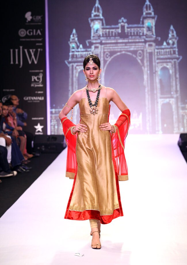 हुमा कुरैशी ने रैंप पर बिखेरी चमक