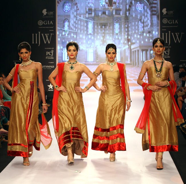 हुमा कुरैशी ने रैंप पर बिखेरी चमक