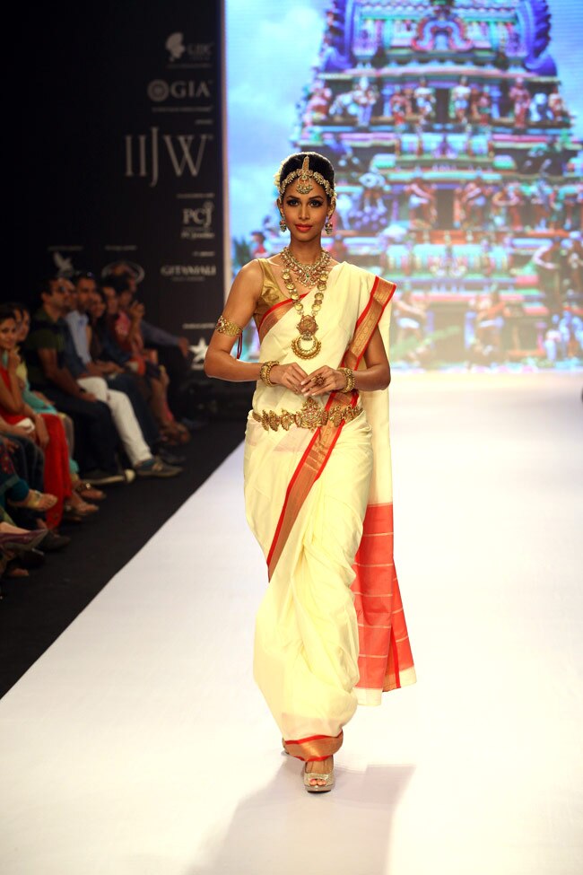 हुमा कुरैशी ने रैंप पर बिखेरी चमक