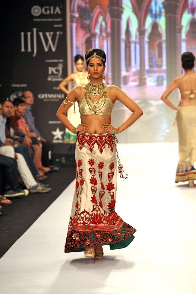 हुमा कुरैशी ने रैंप पर बिखेरी चमक