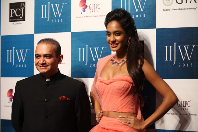 हुमा कुरैशी ने रैंप पर बिखेरी चमक